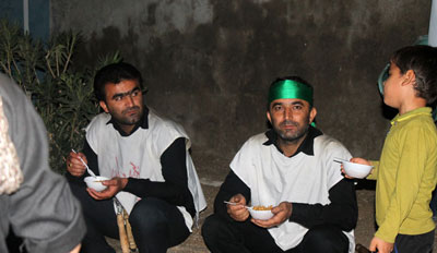 آئیین نذری روستای نظرآقا،فرهنگ زندگی ماه محرم, نذری دادن به عزاداران امام حسین