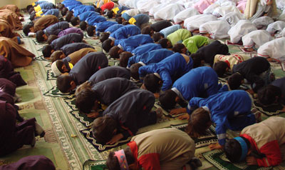 احکام نماز،نماز جماعت فاصله زن و مرد در نماز ,فاصله زن و مرد در نماز