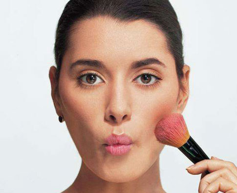 گریمورها چگونه رژگونه می زنند؟ گریمورها چگونه رژگونه می زنند؟