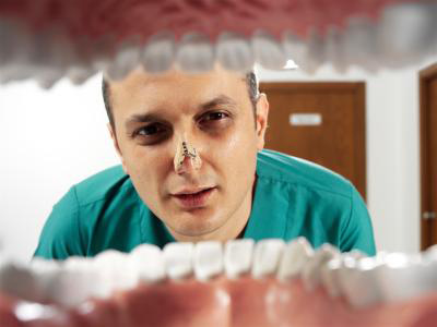 علت و علائم ریفلاکس معده ،نشانه های ریفلاکس معده مشکلات گوارشی , دلایل بوی بد دهان