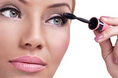 رازهایی برای سریع تر آرایش کردن،طریقه آرایش کردن صورت برای پرتر نشان دادن مژه ها دوسه بار ریمل بزنید