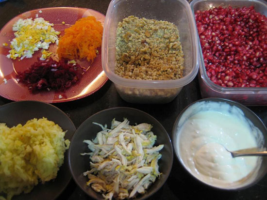 طرز تهیه سالاد انار به شکل حلقه طرز تهیه سالاد انار به شکل حلقه