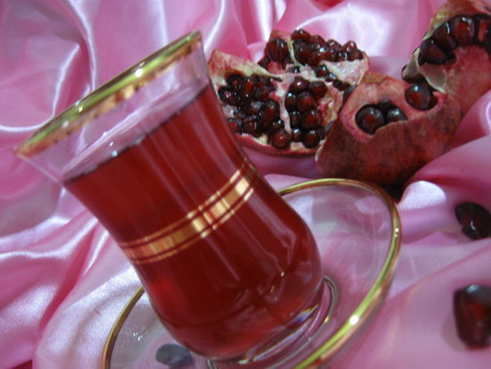 یک عصر خوش طعم پاییزی با چای انار یک عصر خوش طعم پاییزی با چای انار