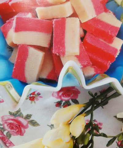 قند نارگیل دو رنگ،طرز تهیه قند نارگیل دو رنگ مواد لازم برای قند نارگیل دو رنگ,طرز درست کردن قند نارگیل دو رنگ
