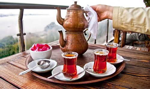 دم کردن چای به وقت بهار و نوشیدن در استکان کمرباریک دم کردن چای به وقت بهار و نوشیدن در استکان کمرباریک