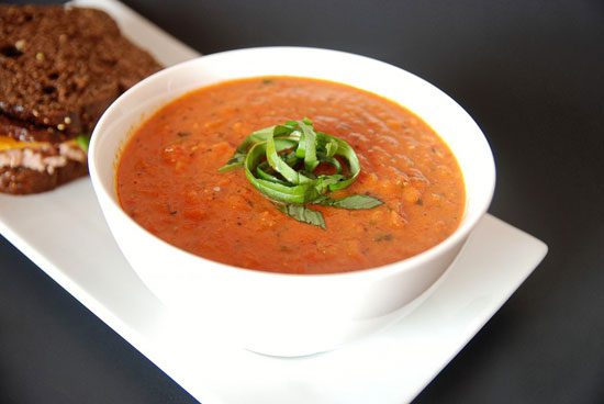 سوپ گوجه فرنگی با روغن ریحان, آشپزی
