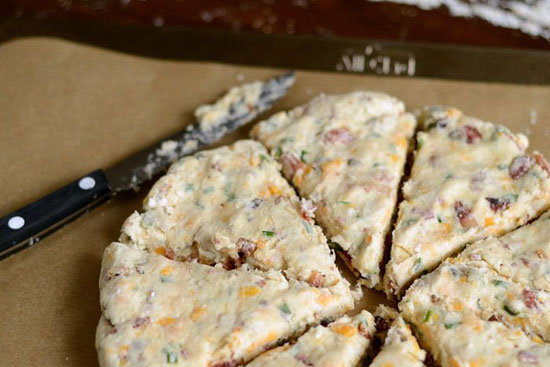 طرز تهیه کیک مرغ پنیری(اسکون مرغ) طرز تهیه کیک مرغ پنیری(اسکون مرغ)