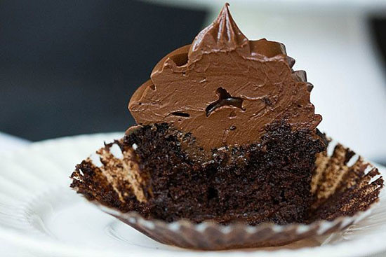 طرز تهیه کاپ کیک تمام شکلاتی (کیک و فراستینگ و فیلینگ شکلاتی) Ultimate Chocolate Cupcake طرز تهیه کاپ کیک تمام شکلاتی (کیک و فراستینگ و فیلینگ شکلاتی) Ultimate Chocolate Cupcake