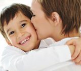 نوازش‌ها، بوسه‌ها و محبت‌ها چه تاثیری در رشد و پرورش کودک دارند؟, بچه, بچه داری, تربیت فرزندان, فرزند, فرزندان, کودک, کودکیاری, نکات تربیتی