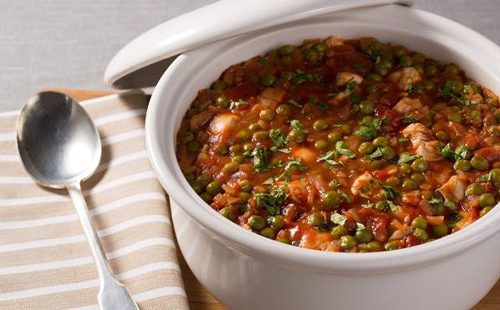 تهیه «خورش نخودفرنگی»، در مطبخ و روی اجاق گاز تهیه «خورش نخودفرنگی»، در مطبخ و روی اجاق گاز