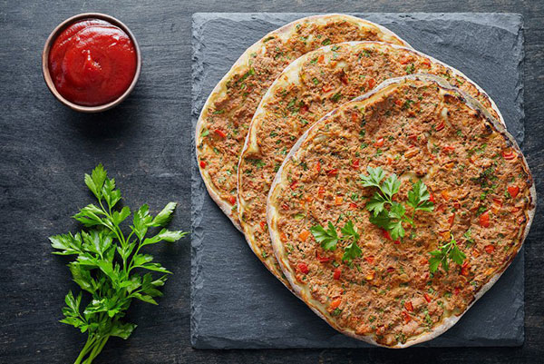 طرز تهیه پیتزا لهجمون با سس سیر طرز تهیه پیتزا لهجمون با سس سیر