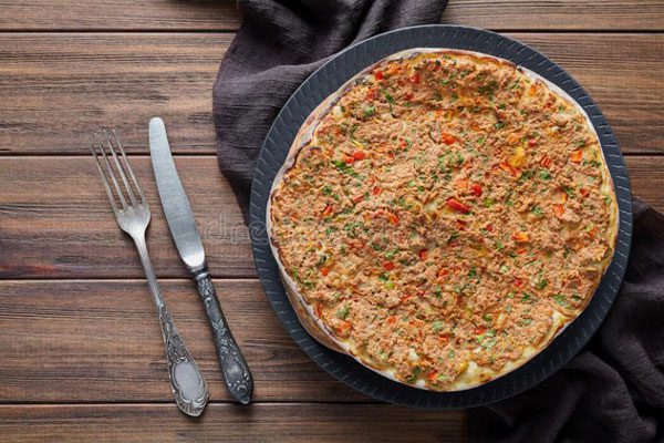 طرز تهیه پیتزا لهجمون با سس سیر طرز تهیه پیتزا لهجمون با سس سیر